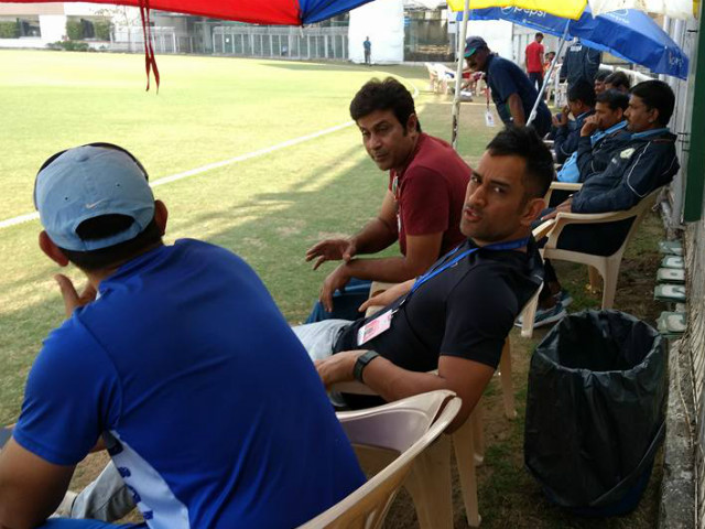 dhoni-encourage-jharkhands-team-in-nagpur-ranji-match_secvpf