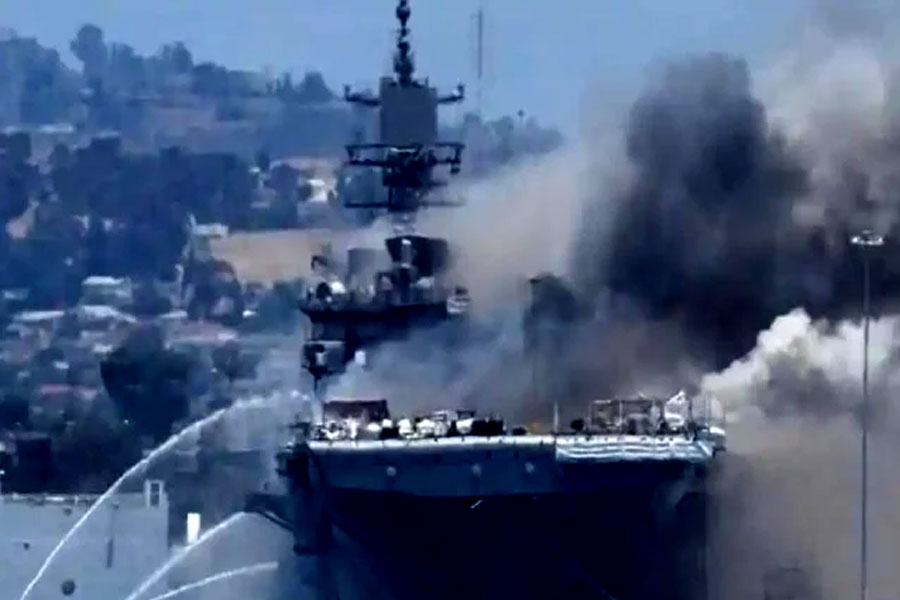 अमेरिका की नौसेना के सैन डिएगो बेस पर आग लगने से 21 लोग घायल